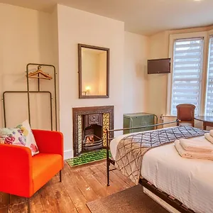 4 Bedroom House In With Garden & Free Private Parking Bath